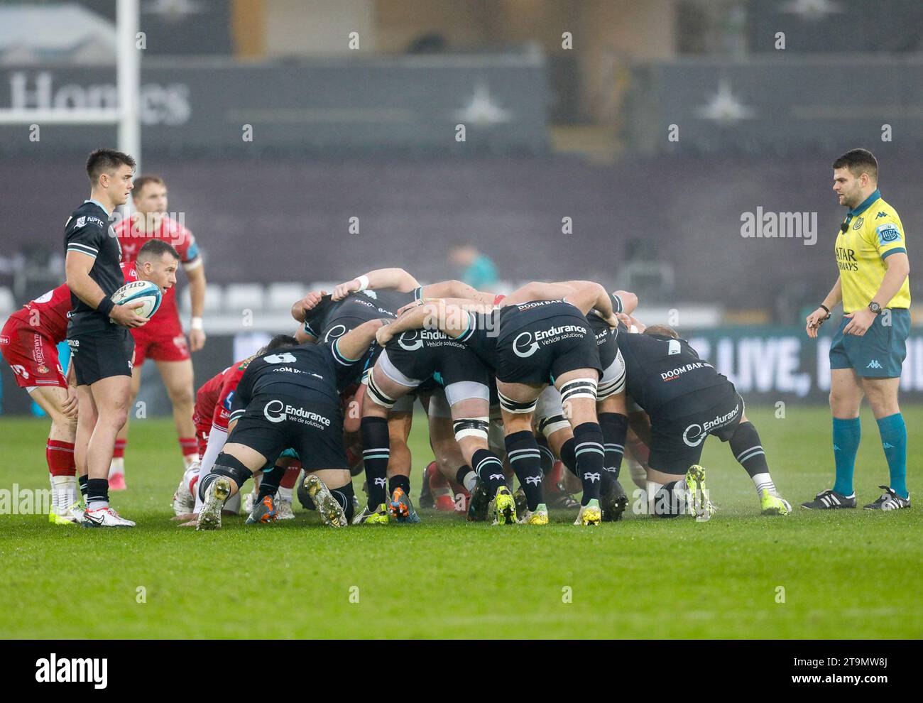 Swansea, Großbritannien. November 2023. Beide Mannschaften spielen in der United Rugby Championship, Ospreys gegen Scarlets, im Swansea.com Stadion in Swansea, Südwales am Sonntag, den 26. November 2023. bild von Geraint Nicholas/Andrew Orchard Sportfotografie/Alamy Live News Credit: Andrew Orchard Sportfotografie/Alamy Live News Stockfoto