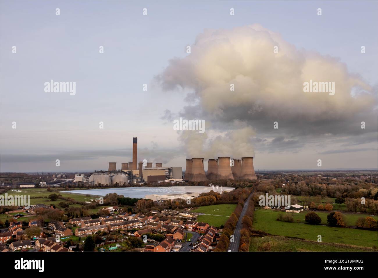Ein großes Kohlekraftwerk mit giftiger Gaswolke und Kohlendioxidemissionen, die die Luft in einem Umweltschadenskonzept mit Copy sp Stockfoto