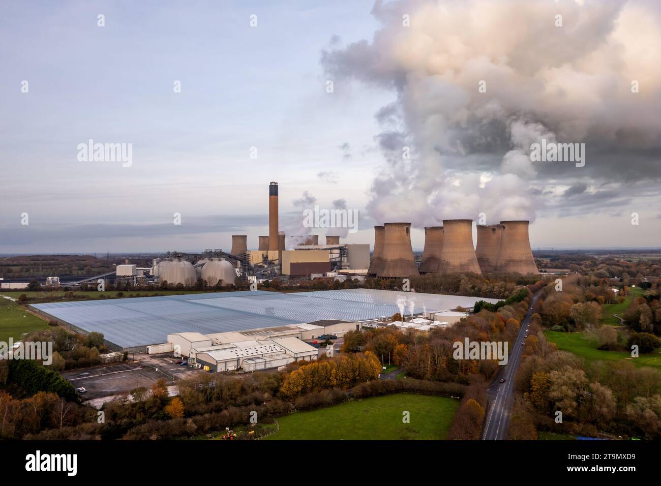 Ein großes Kohlekraftwerk mit giftiger Gaswolke und Kohlendioxidemissionen, die die Luft in einem Umweltschadenskonzept mit Copy sp Stockfoto