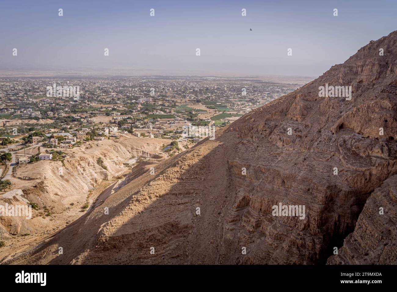 Der Blick auf den Berg der Versuchung, einen christlichen Schrein, mit der Stadt Jericho im Hintergrund im Westjordanland, Palästina. Stockfoto