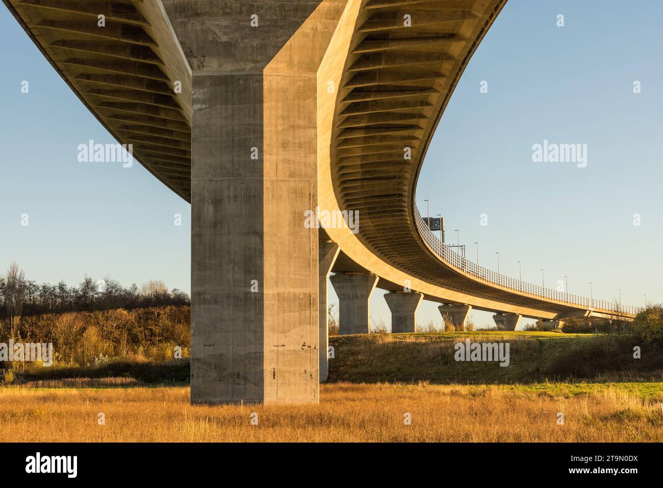 Ein Blick unter der Mersey Gateway Bridge, die den Mersey River und den Manchester Ship Canal überquert und die Städte Runcorn und Widnes verbindet Stockfoto