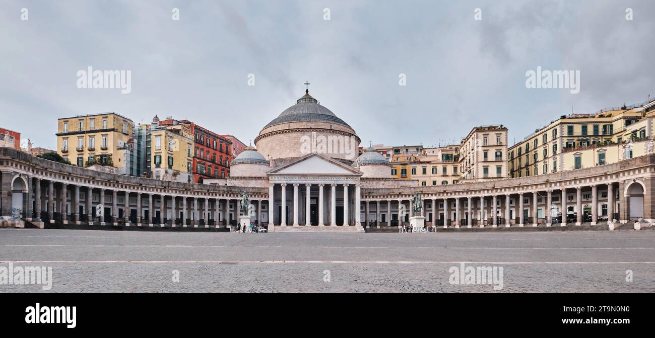 Neapel, Italien - 7. November 2023: Basilika San Francesco di Paola auf der Piazza del Plebiscito Stockfoto