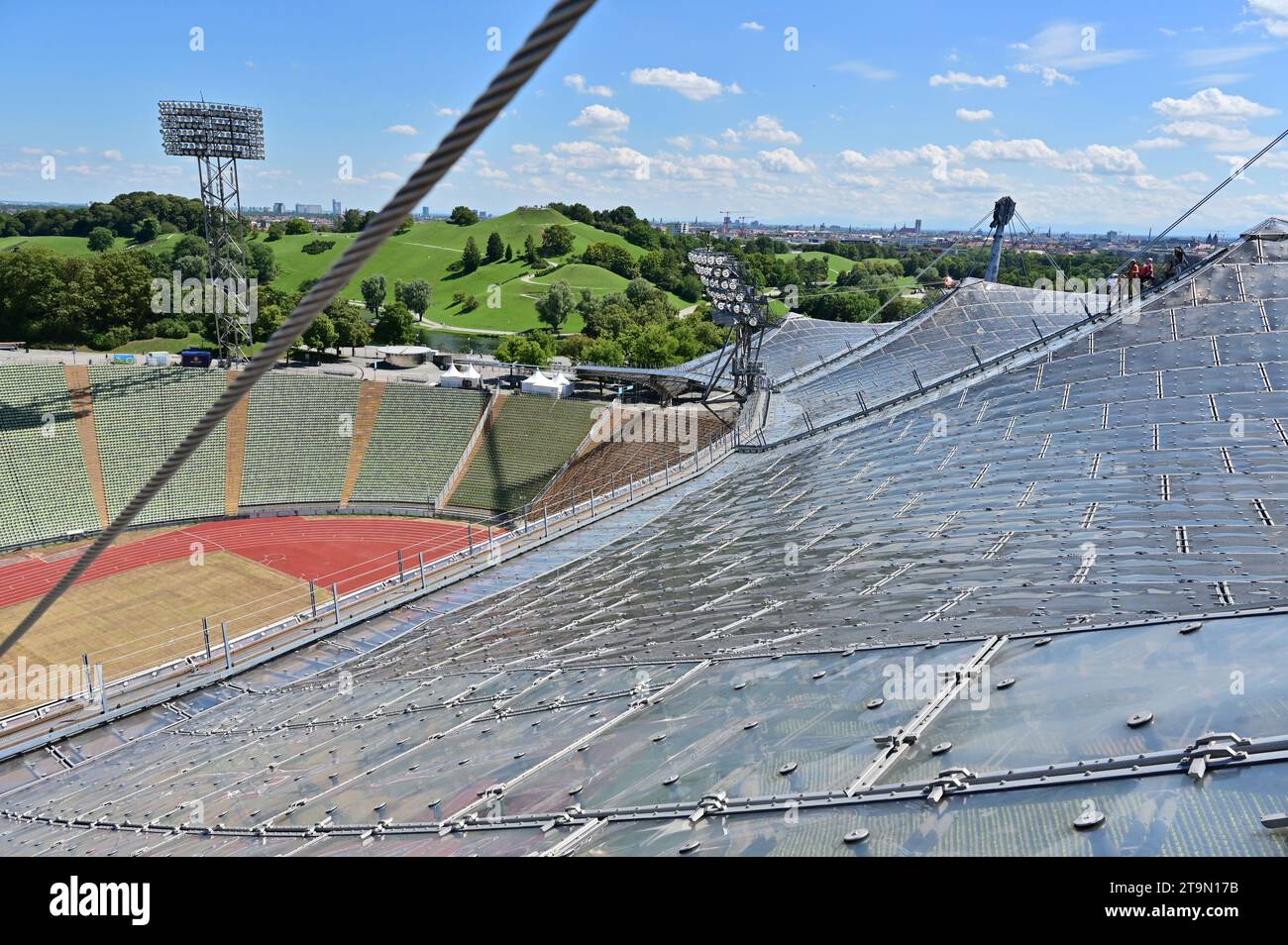 Olympiastadion München mit seinem markanten Zeltdach - das Zeltdach kann im Rahmen von Führungen begehbar werden Stockfoto