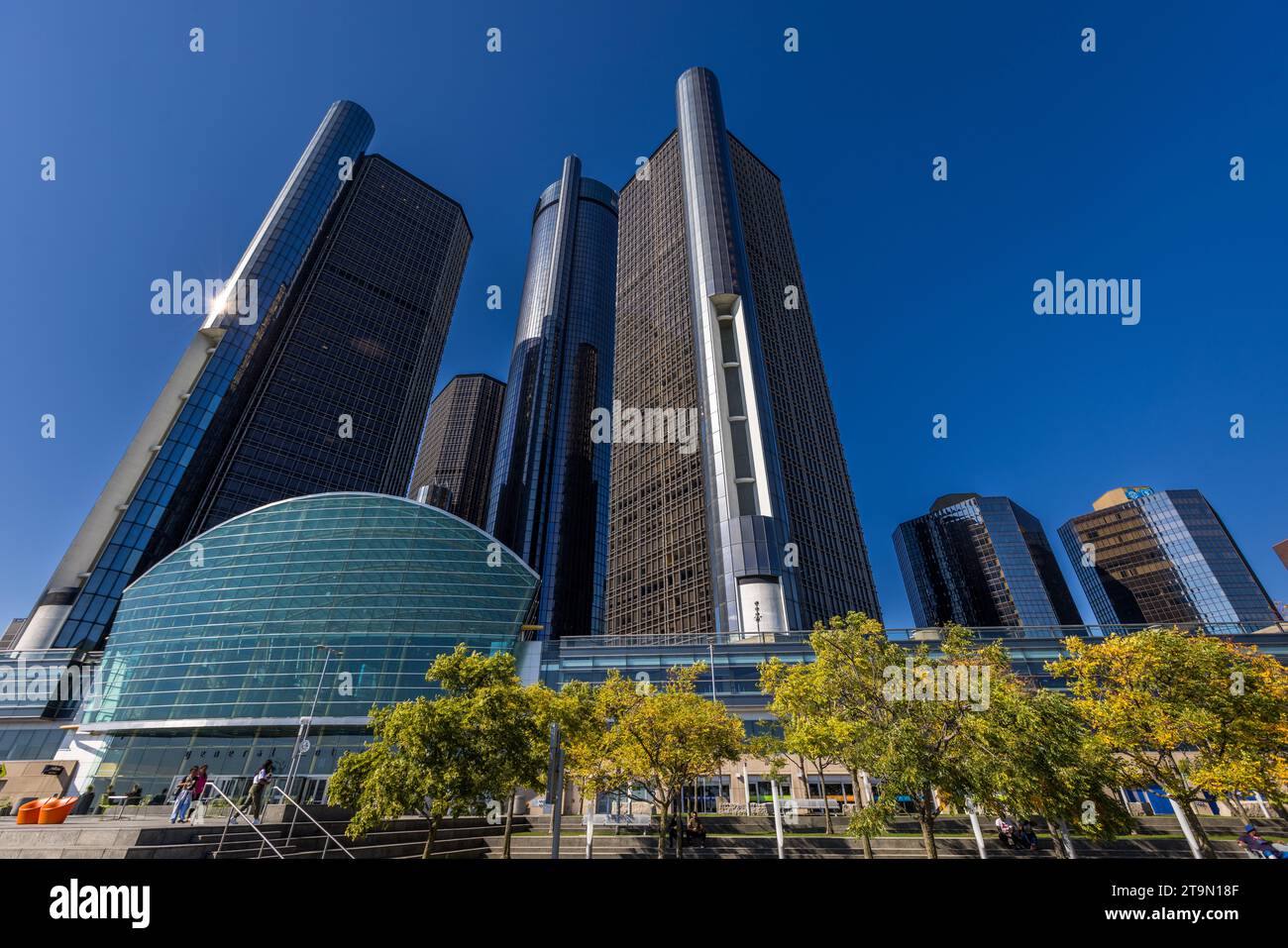 Das Renaissance Center, oder kurz "RenCen", erhebt sich 727 Fuß (221 Meter) über der Innenstadt von Detroit, Michigan, USA, als das höchste Gebäude Michigans. Der 1977 fertiggestellte und ursprünglich für Ford erbaute Komplex beherbergt seit 1996 den globalen Hauptsitz von General Motors. Im Vordergrund wölbt sich das glaskuppelige „Wintergarden“-Atrium nach außen. Stockfoto