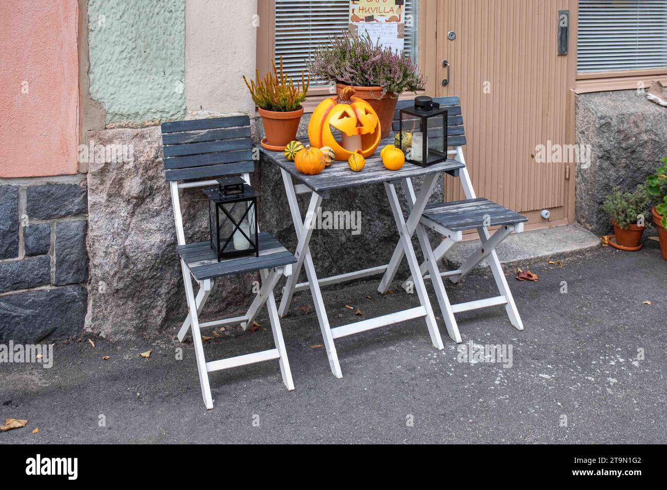 Halloween-Dekoration vor einem kleinen Café im Stadtteil Ullanlinna in Helsinki, Finnland Stockfoto