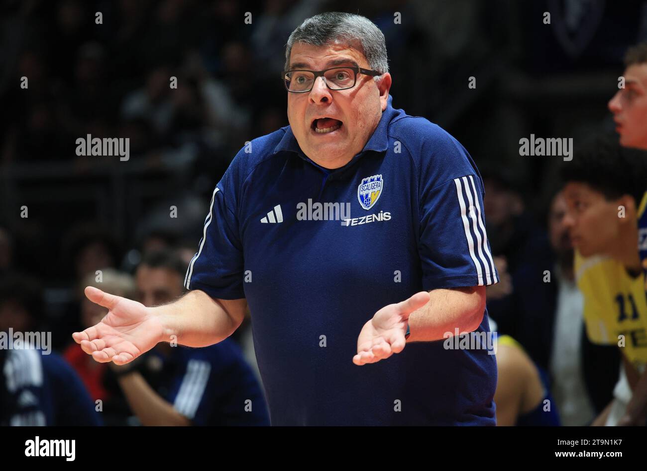 Bologna, Italien. November 2023. Alessandro Ramagli (Cheftrainer des Tezenis Scaligera Basket Verona) während des italienischen Basketball LBN A2-Meisterschaftsspiels Fortitudo Flats Services Bologna vs Tezenis Scaligera Basket Verona - Bologna, Italien, 26. November 2023 in der Sporthalle Paladozza - Foto: Michele Nucci Credit: Unabhängige Fotoagentur/Alamy Live News Stockfoto