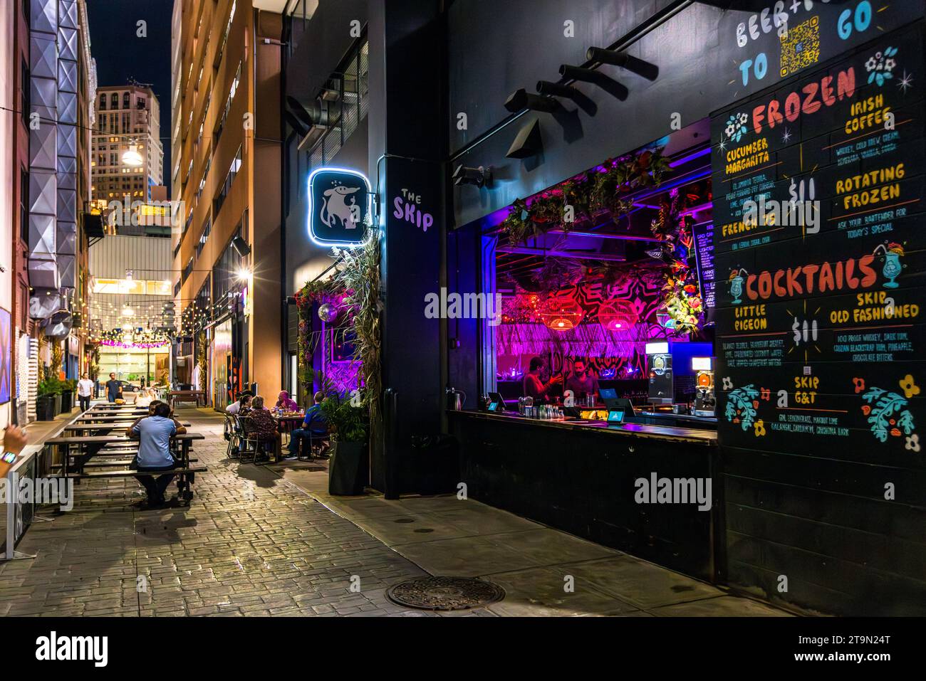 Enge Passage und beliebtes Nachtleben im Zentrum von Detroit in der Nähe der Library Street. Detroit, USA bei Nacht. Enge Gasse mit Abendessen im Freien in Detroit bei Nacht Stockfoto