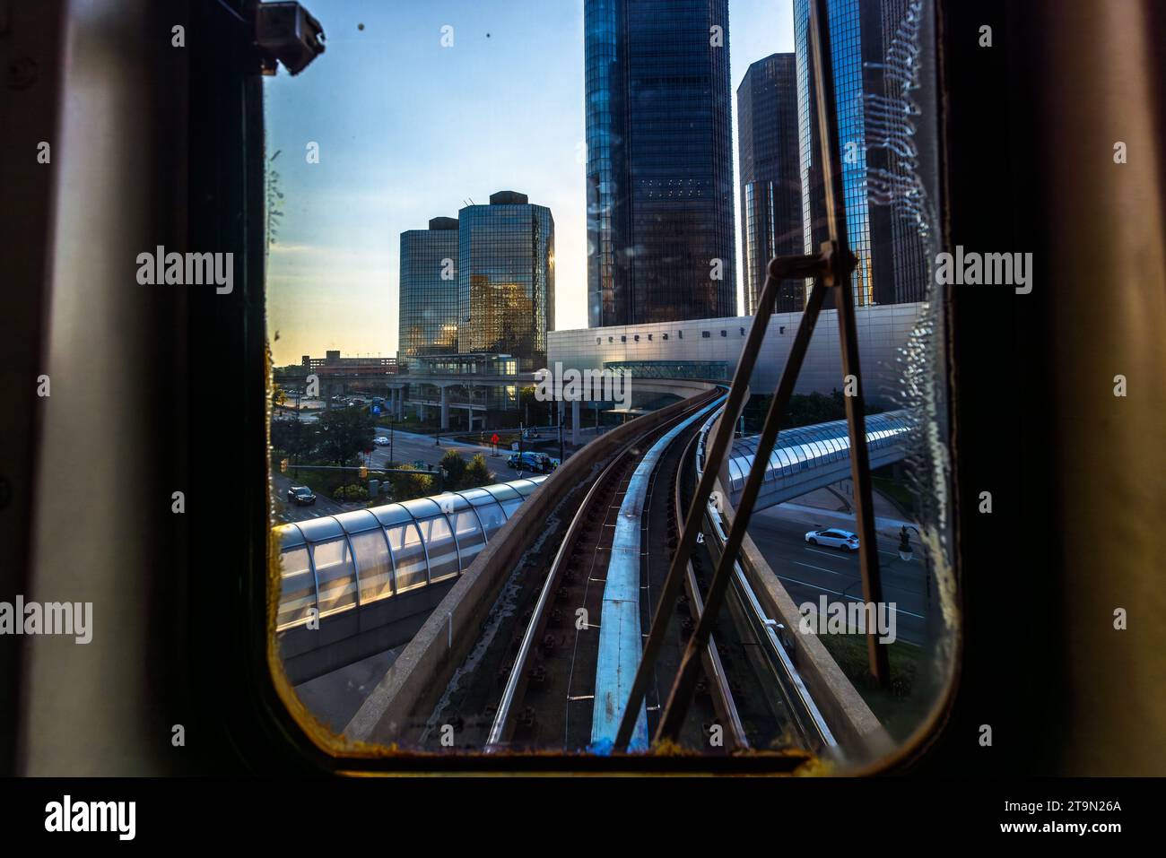 Blick auf das Renaissance Center vom Detroit People Mover. Passagiere auf der Ringlinie sind Touristen und Arbeiter aus den Geschäften und Büros im Stadtzentrum. Die Fahrt kostet ein Viertel und bietet einen interessanten Blick auf die Innenstadt von Detroit. Blick durch die Frontscheibe des fahrerlosen öffentlichen Nahverkehrs. Der Elevated People Mover schlängelt sich durch das Stadtzentrum von Detroit, USA Stockfoto