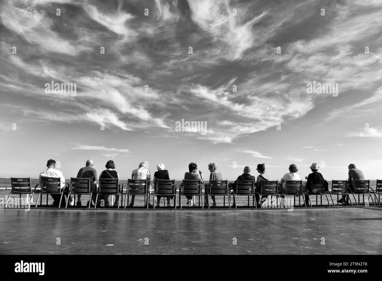 Nizza, Frankreich - 19. Juni 2019: Menschen auf der Promenade des Anglais in Nizza. Stockfoto