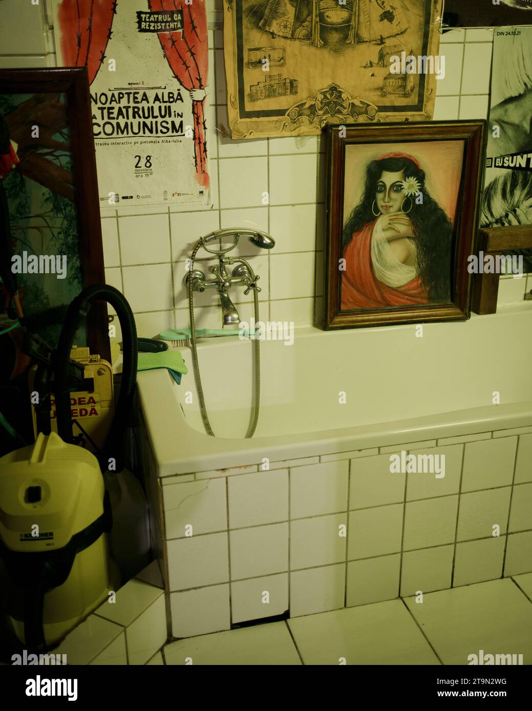 Kunst und Plakate über einer Badewanne in Scârț, Timișoara, Rumänien Stockfoto