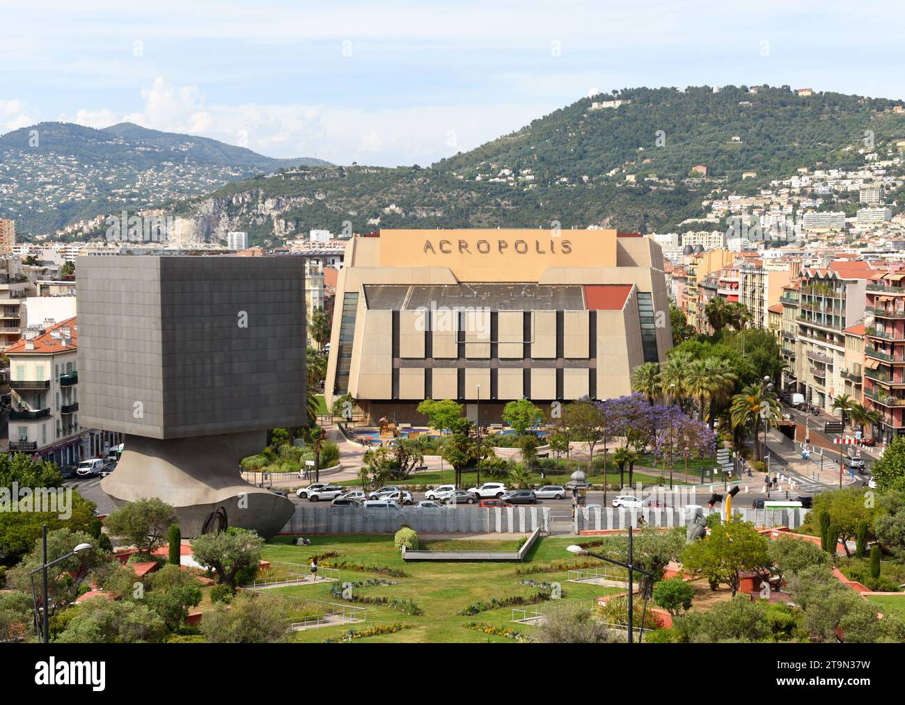Nizza, Frankreich - 19. Juni 2019: Nizza Acropolis Convention Centre und La Tete Carree Library in Nizza. Stockfoto