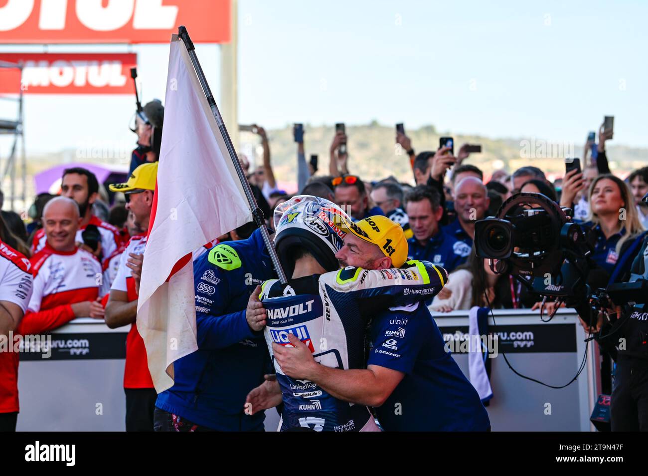 Valencia, Spanien. November 2023. A.Sasaki Liqui Moly Husqvarna Intact GP feiert am Ende des Moto3-Rennens 2023 beim MotoGP Grand Prix von Spanien - Gran Premio Motul de la Comunitat Valenciana - Race e Press Conference, MotoGP World Championship in Valencia, Spanien, 26. November 2023 Credit: Independent Photo Agency/Alamy Live News Stockfoto