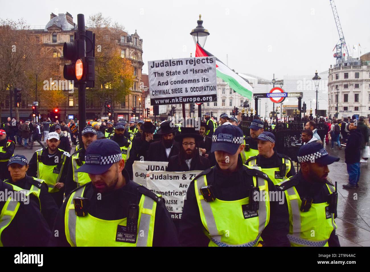 London, England, Großbritannien. November 2023. Polizeibeamte greifen ein, während antizionistische, pro-palästinensische, ultra-orthodoxe jüdische Gegenprotestierende auf dem Trafagar-Platz hitzige Worte mit pro-israelischen Demonstranten austauschen. Tausende pro-israelische Demonstranten marschierten in Zentral-London gegen den Antisemitismus und forderten die Freilassung israelischer Geiseln, die von der Hamas in Gaza festgehalten wurden. (Kreditbild: © Vuk Valcic/ZUMA Press Wire) NUR REDAKTIONELLE VERWENDUNG! Nicht für kommerzielle ZWECKE! Quelle: ZUMA Press, Inc./Alamy Live News Stockfoto