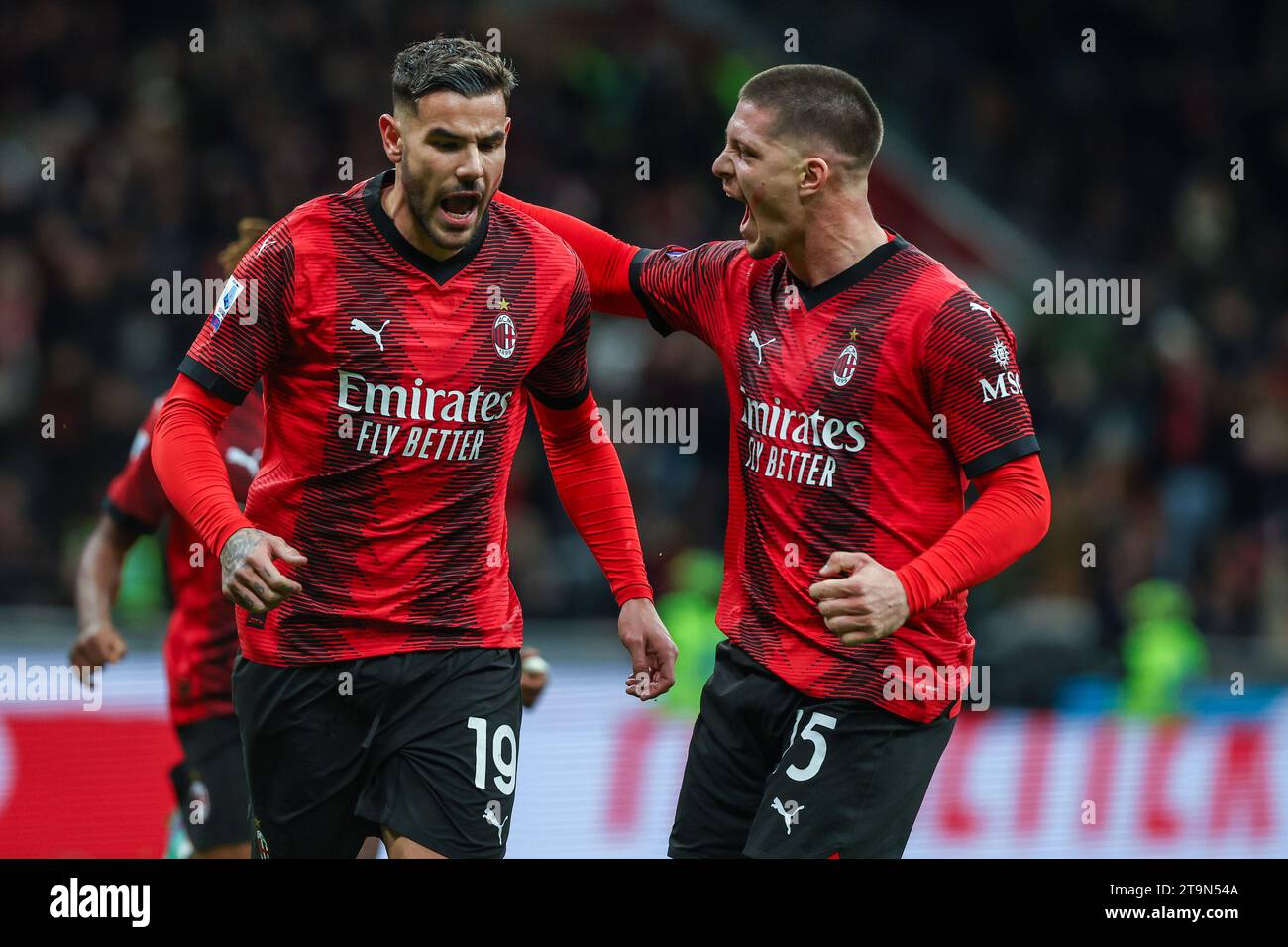 Theo Hernandez vom AC Milan (L) feiert nach einem Tor mit Luka Jovic vom AC Milan (R) während des Fußballspiels der Serie A 2023/24 zwischen AC Milan und ACF Fiorentina im San Siro Stadium, Mailand, Italien am 25. November 2023 - Foto FCI / Fabrizio Carabelli Stockfoto