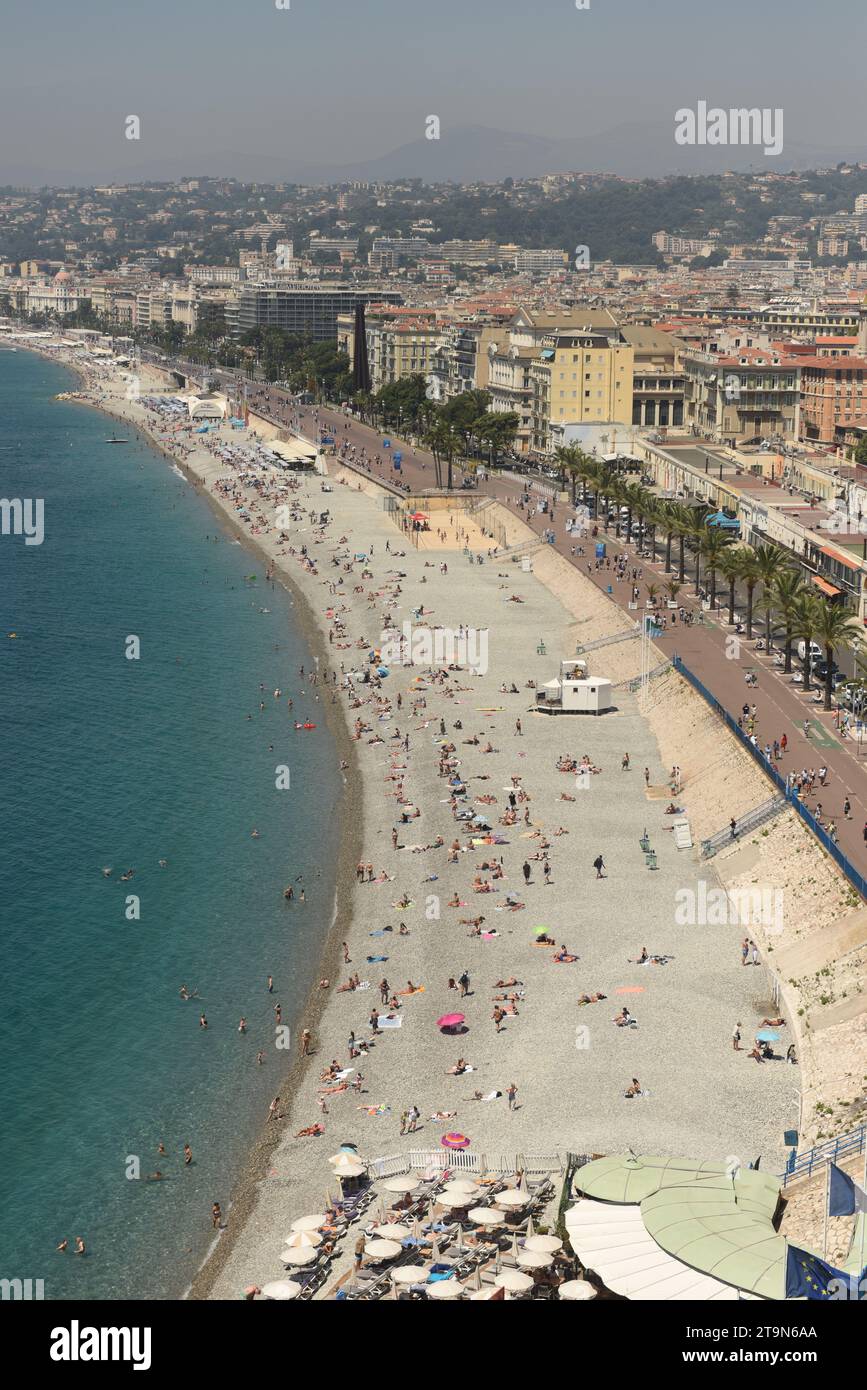 Nizza, Frankreich - 19. Juni 2019: Blick auf den Strand und die Promenade von Nizza. Stockfoto