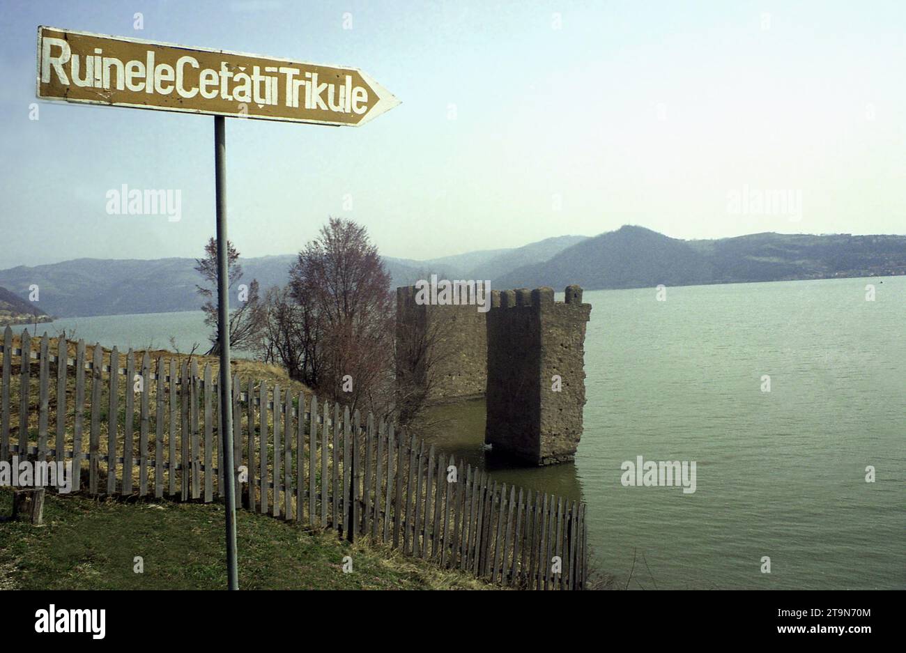 Svinita, Kreis Mehedinți, Rumänien, 2004. Die Ruinen der mittelalterlichen Festung Tri-Kule, die im 15. Jahrhundert erbaut und 1967 von Wasser bedeckt wurde, als der Bau des Wasserkraftwerks Eiserne Tor I begann. Stockfoto