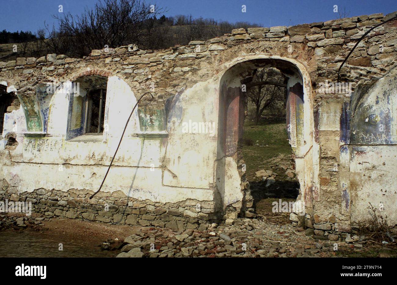 Svinita, Kreis Mehedinți, Rumänien, 2004. Die Ruinen der christlichen Orhodoxen Kirche wurden 1741 erbaut und 1967 von Wasser bedeckt, als der Bau des Wasserkraftwerks Eiserne Tor I begann. Stockfoto