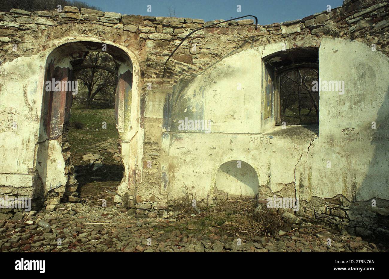 Svinita, Kreis Mehedinți, Rumänien, 2004. Die Ruinen der christlichen Orhodoxen Kirche wurden 1741 erbaut und 1967 von Wasser bedeckt, als der Bau des Wasserkraftwerks Eiserne Tor I begann. Stockfoto