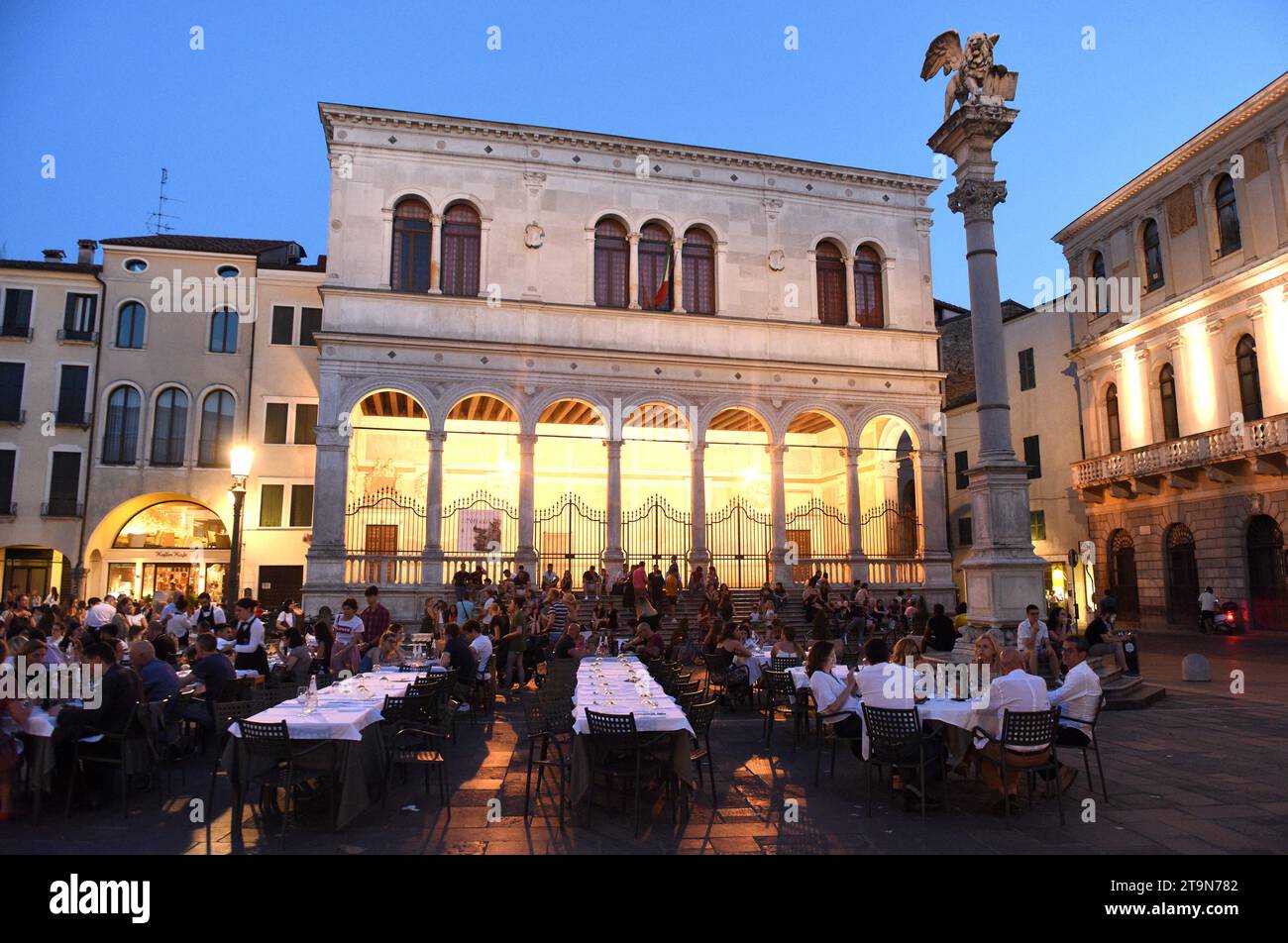 Padua, Italien - 15. Juni 2019: Menschen in Café und Restaurant auf der Piazza dei Signori im Zentrum von Padua. Stockfoto