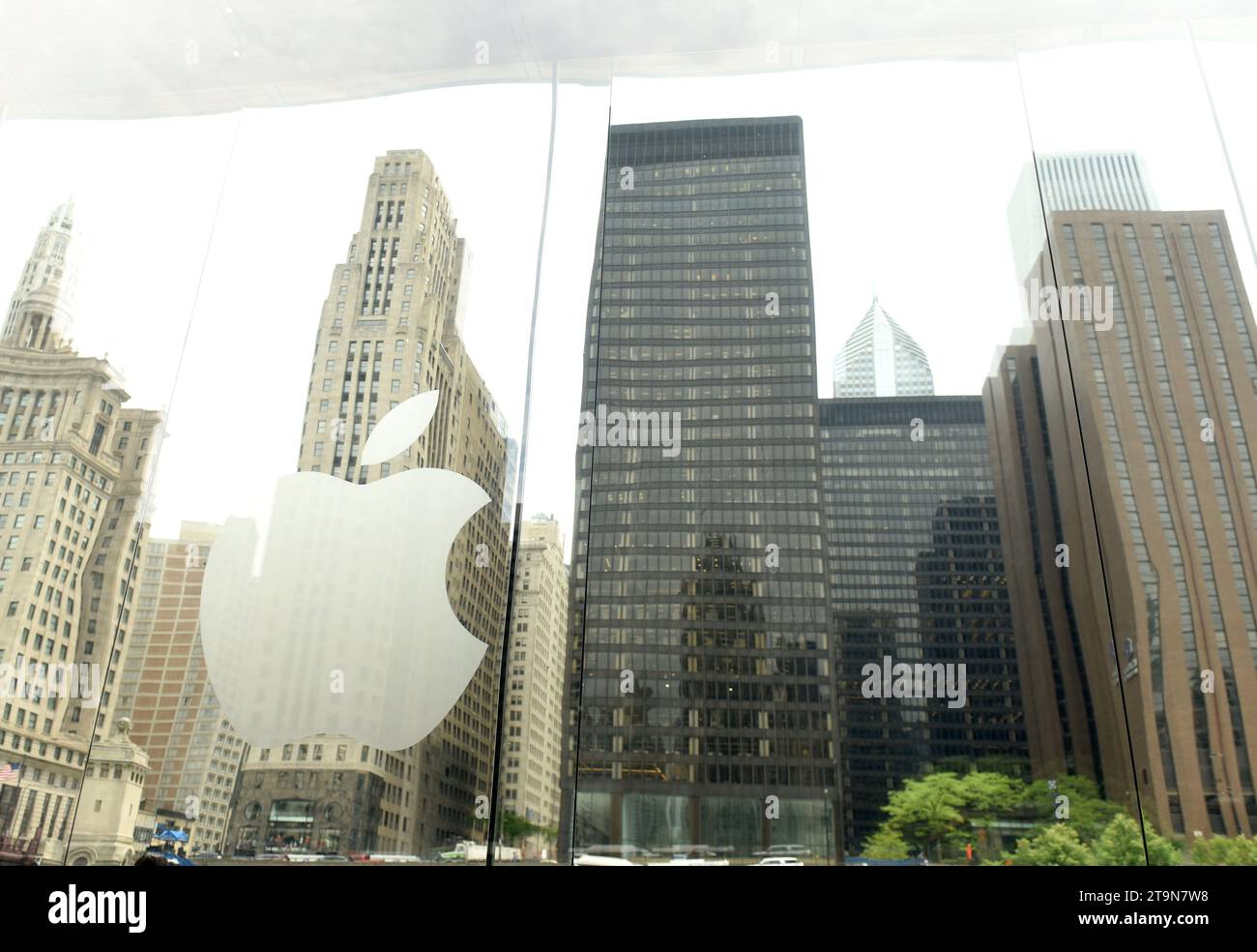 Chicago, USA – 06. Juni 2018: Apple-Logo im Apple Store auf der Michigan Avenue in Chicago, Illinois. Stockfoto