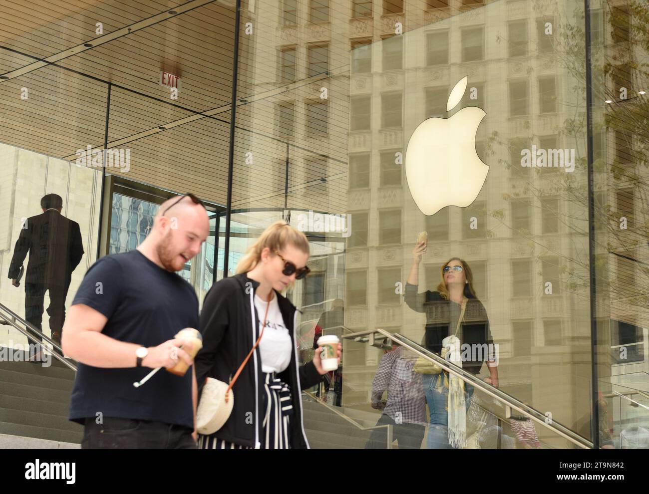 Chicago, USA - 6. Juni 2018: Menschen in der Nähe des Apple Stores an der Michigan Avenue in Chicago, Illinois. Stockfoto