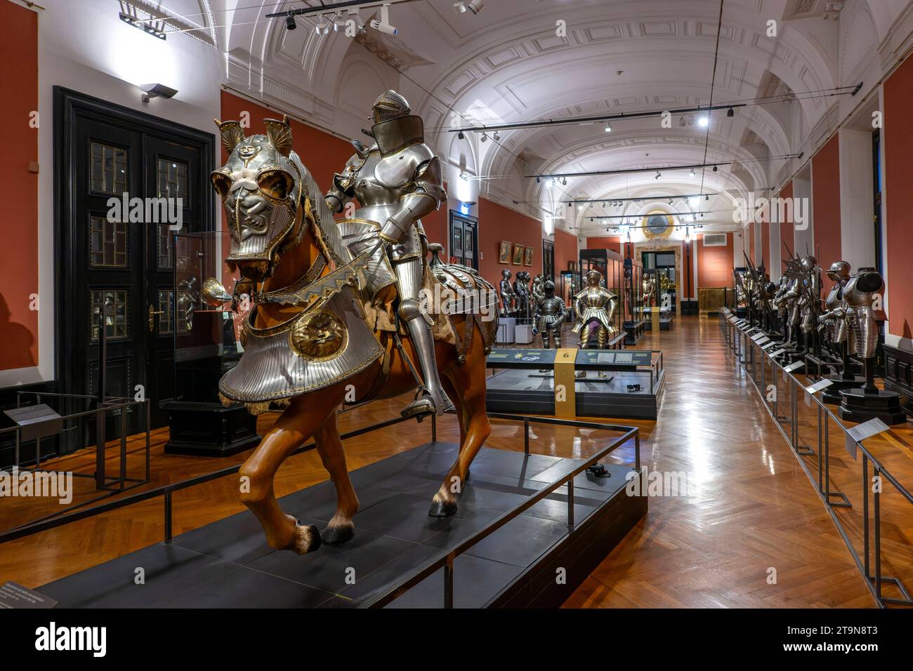 21.11.2023, Österreich, die Hauptstadt Wien. Weltmuseum in der Hofburg, das Weltmuseum Wien, ein ethnographisches Museum und beherbergt einige der weltweit wichtigsten außereuropäischen Sammlungen. Hofjagd- und Rüstkammer, aus der großen Habsburger Sammlung, Reiter mit Blechverkleidung, der Küriss für Feld und Turnier, und Rossharnisch, für König Ferdinand der 1. Jahr 1503-1564 21.11.2023, Wien in Österreich 21.11.2023, Wien in Österreich *** 21 11 2023, Österreich, die Hauptstadt Wien Weltmuseum in der Hofburg, das Weltmuseum Wien, ein ethnographisches Museum und beherbergt einige der Welten am meisten i Stockfoto