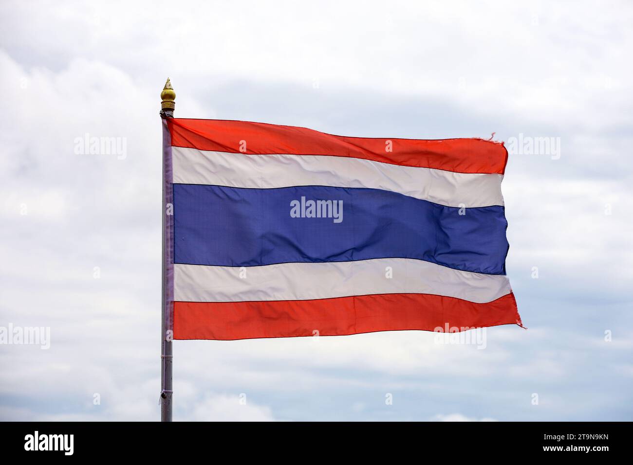 Die Nationalflagge des Königreichs Thailand winkt mit Wolken gegen den Himmel Stockfoto