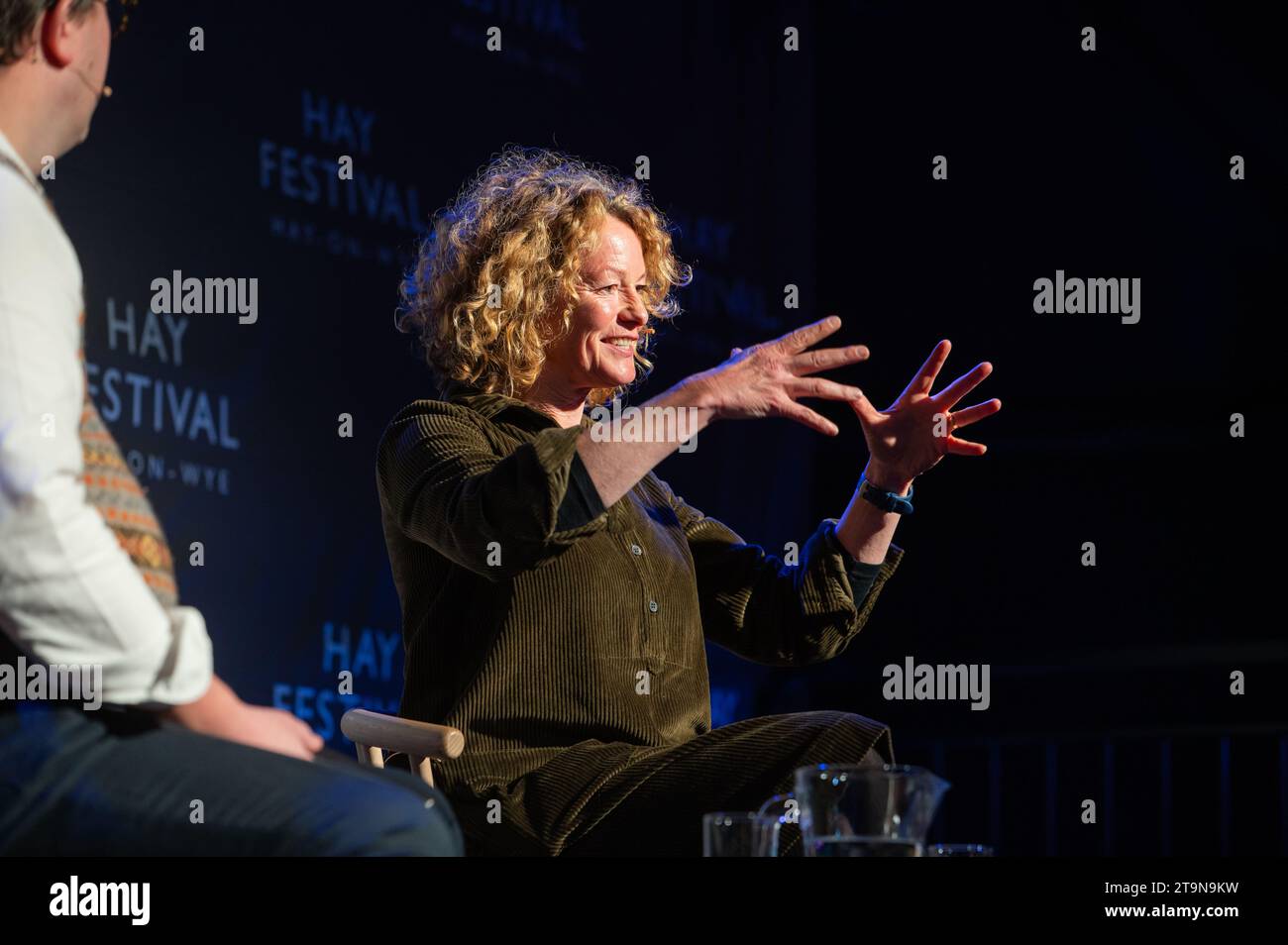 Hey-on-Wye, Wales, Großbritannien. Sonntag, 26. November 2023. Kate Humble spricht mit Gavin Plumley beim Hay Festival Winter Weekend. Quelle: Sam Hardwick/Alamy Live News. Stockfoto