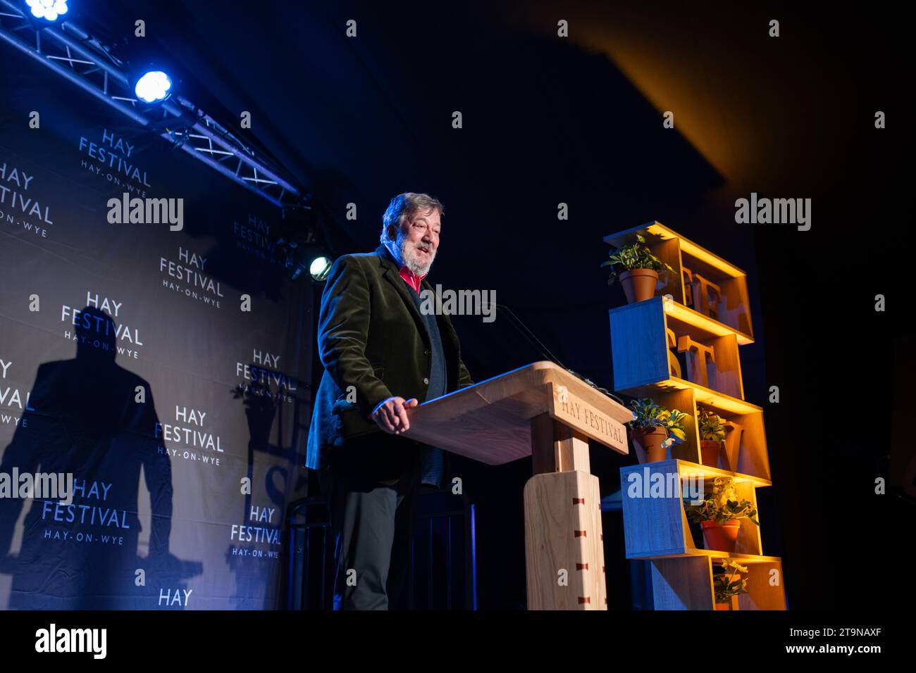 Hey-on-Wye, Wales, Großbritannien. Sonntag, 26. November 2023. Stephen Fry beim Hay Festival Winter Weekend. Quelle: Sam Hardwick/Alamy Live News. Stockfoto