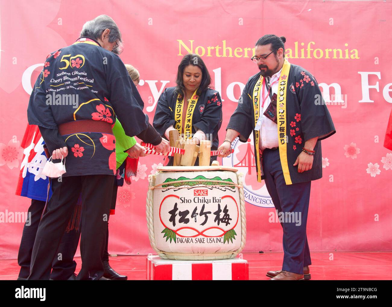 San Francisco, KALIFORNIEN - 8. April 2023: Bürgermeister London züchtet beim Cherry Blossom Festival, um das Sake-Fass aufzubrechen. Einer der 10 besten Cherry BL Stockfoto