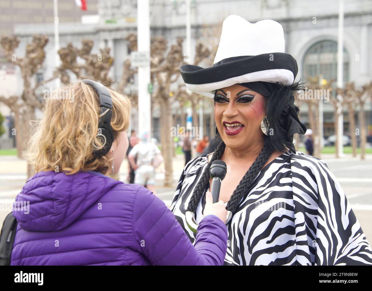 San Francisco, KALIFORNIEN - 8. April 2023: Teilnehmer des Drag Up Fight Back Protest, der sich im Civic Center versammelte, bevor sie zum Union Square marschierten. Stockfoto