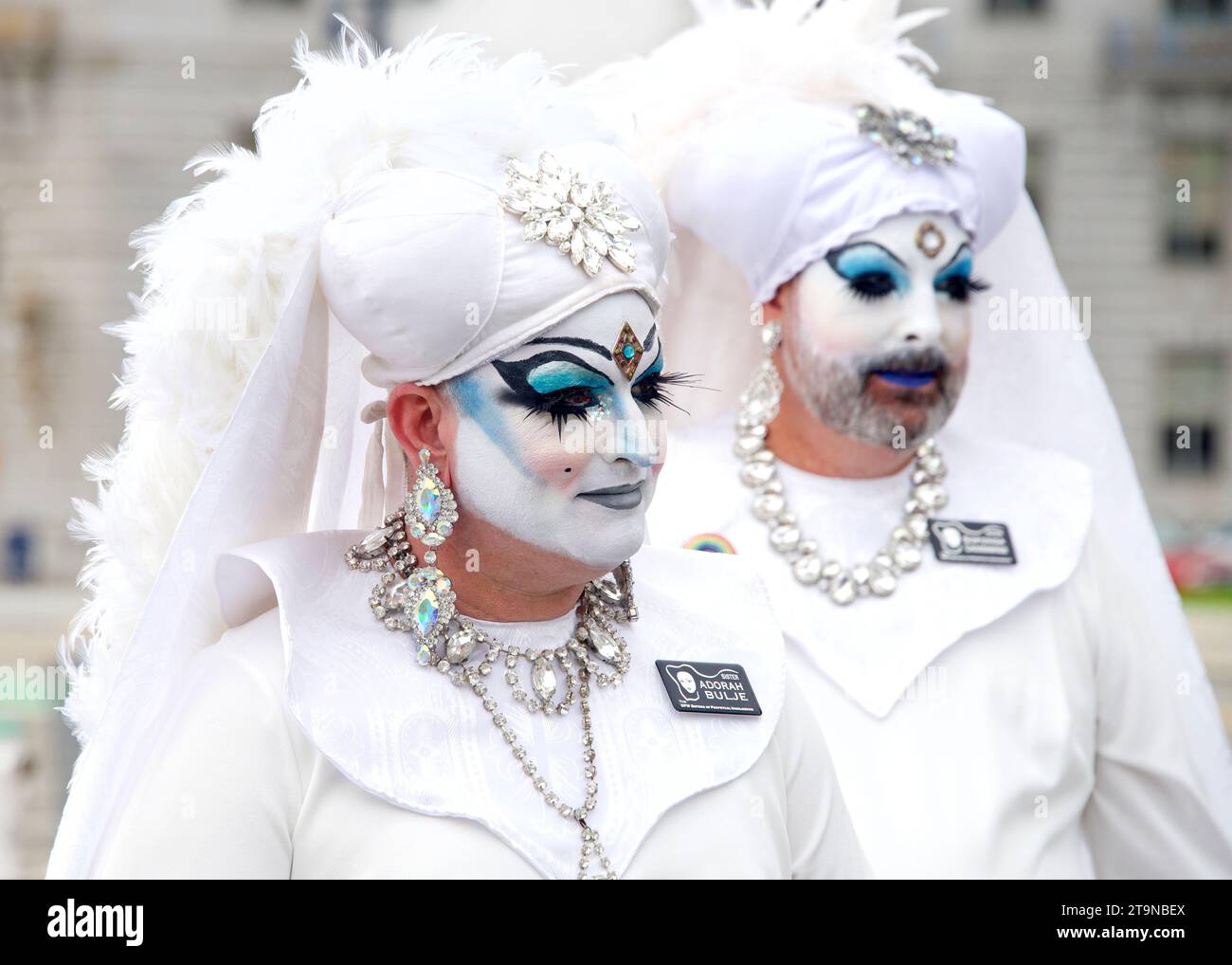 San Francisco, KALIFORNIEN - 8. April 2023: Teilnehmer des Drag Up Fight Back Protest, der sich im Civic Center versammelte, bevor sie zum Union Square marschierten. Stockfoto