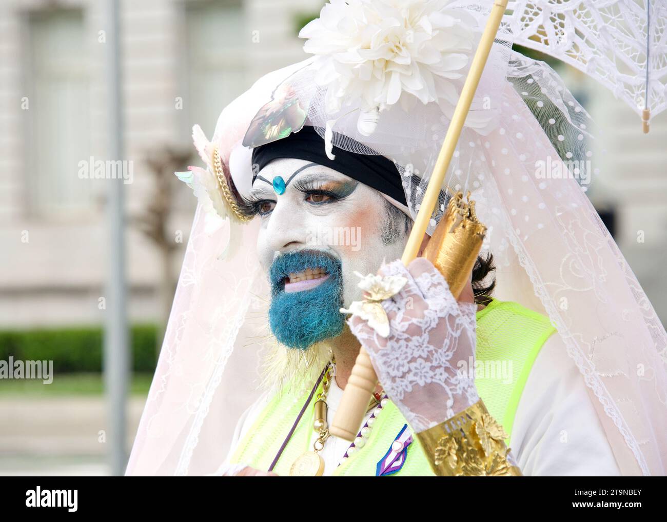 San Francisco, KALIFORNIEN - 8. April 2023: Teilnehmer des Drag Up Fight Back Protest, der sich im Civic Center versammelte, bevor sie zum Union Square marschierten. Stockfoto