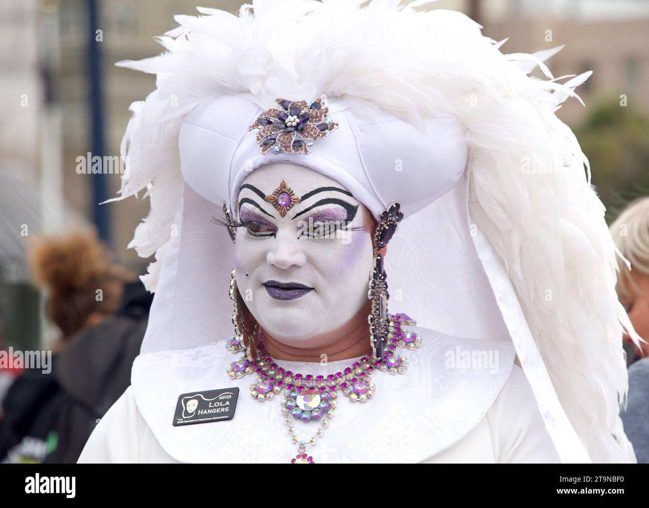 San Francisco, KALIFORNIEN - 8. April 2023: Teilnehmer des Drag Up Fight Back Protest, der sich im Civic Center versammelte, bevor sie zum Union Square marschierten. Stockfoto