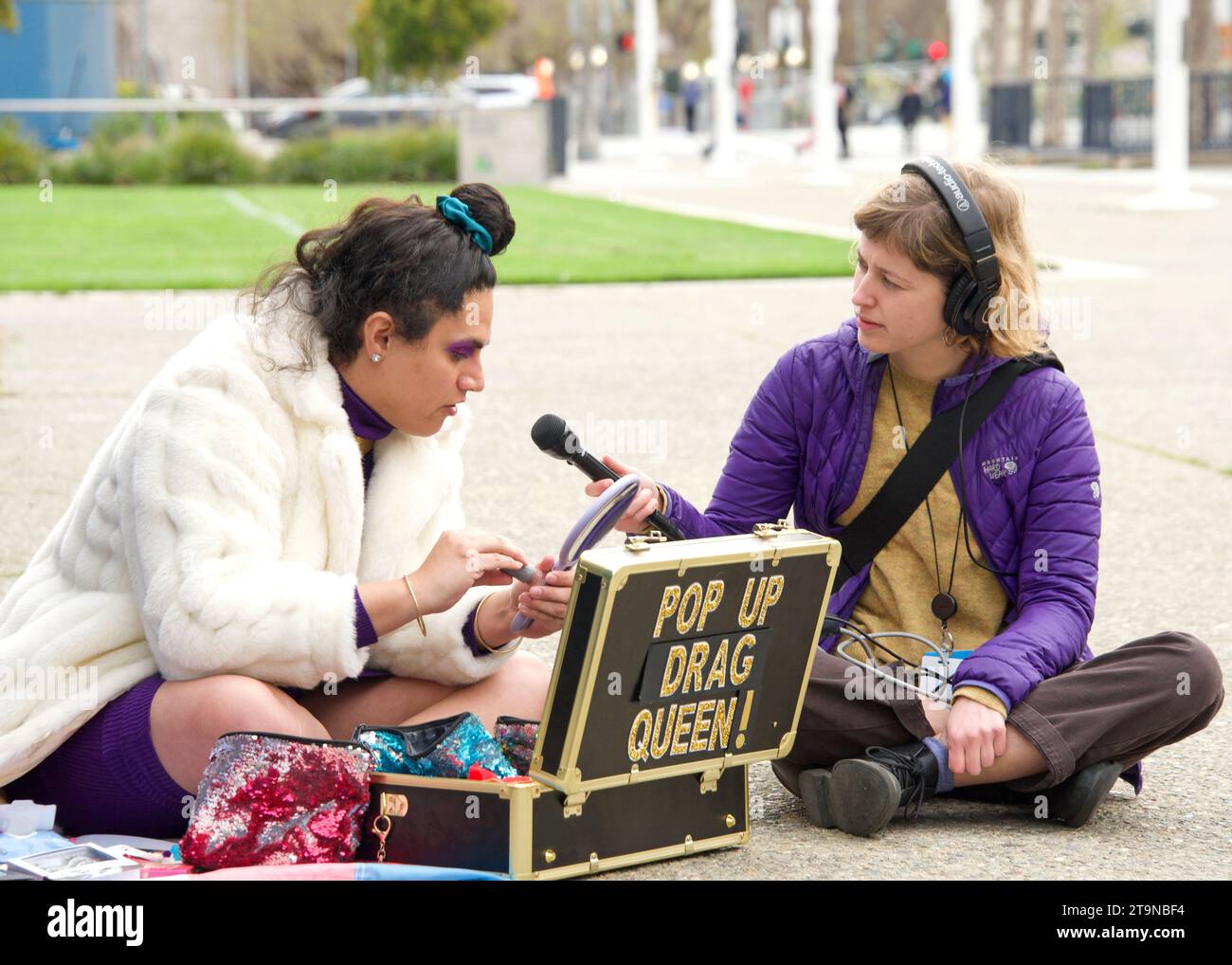 San Francisco, KALIFORNIEN - 8. April 2023: Teilnehmer des Drag Up Fight Back Protest, der sich im Civic Center versammelte, bevor sie zum Union Square marschierten. Stockfoto
