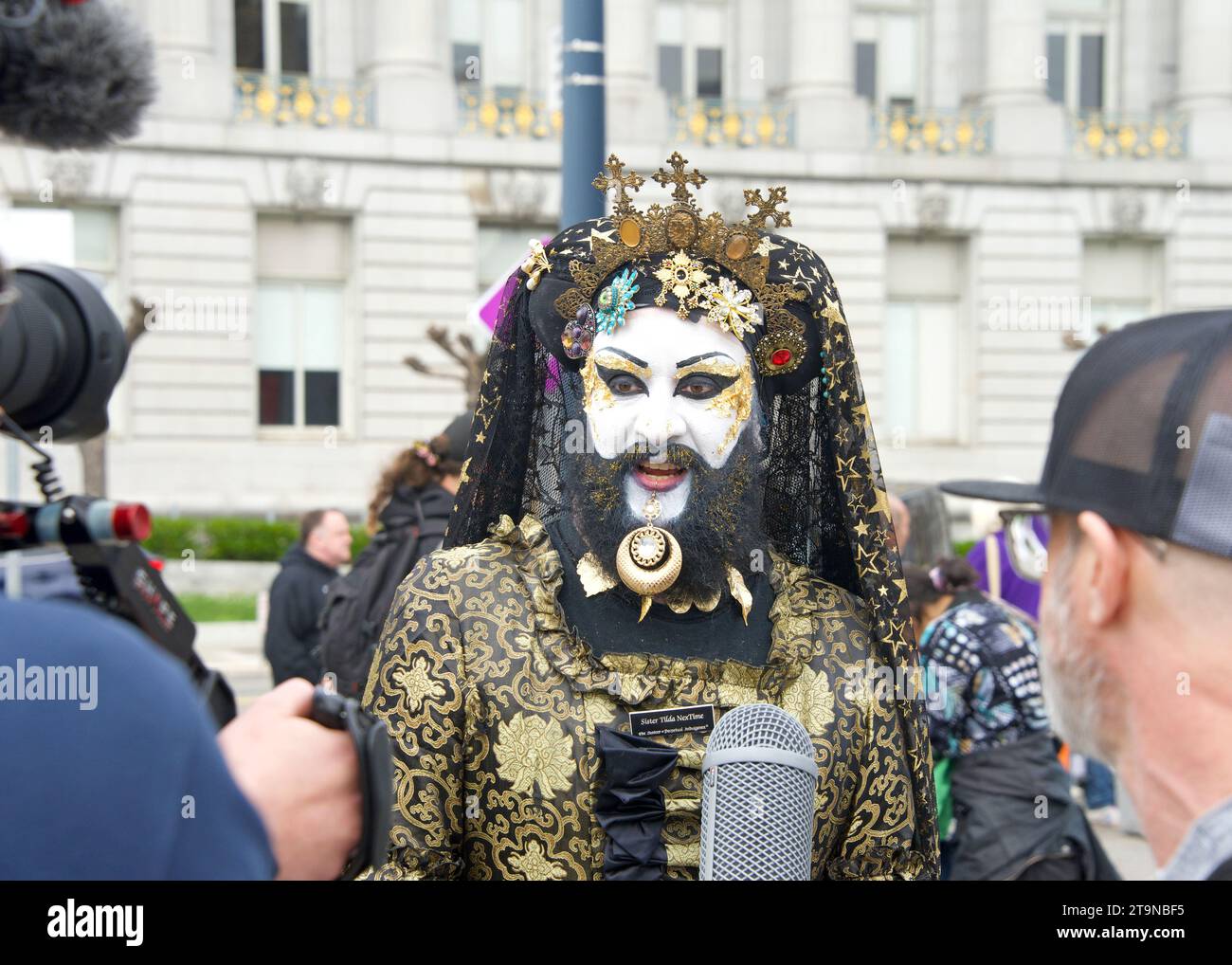 San Francisco, KALIFORNIEN - 8. April 2023: Teilnehmer des Drag Up Fight Back Protest, der sich im Civic Center versammelte, bevor sie zum Union Square marschierten. Stockfoto