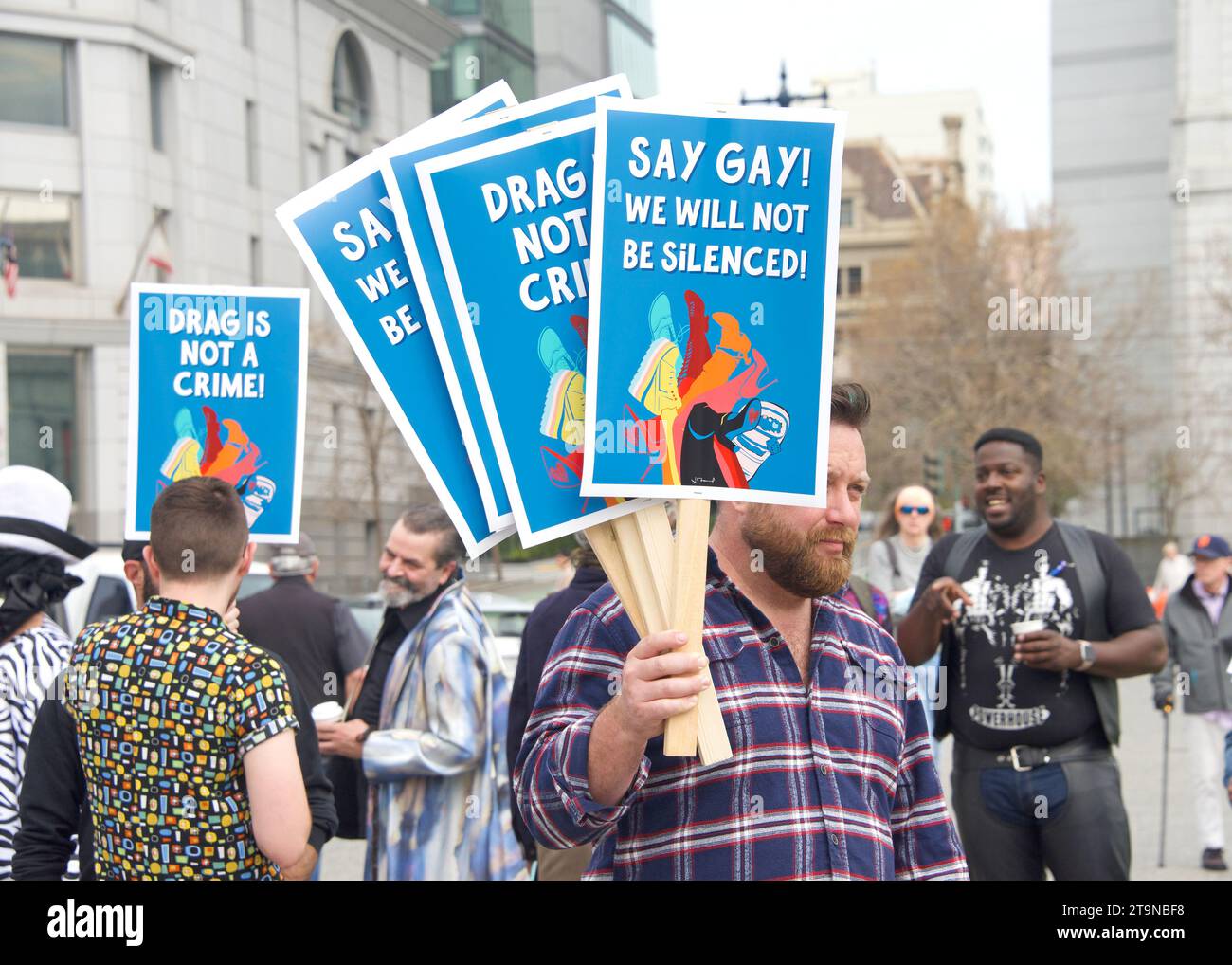 San Francisco, KALIFORNIEN - 8. April 2023: Teilnehmer des Drag Up Fight Back Protest, der sich im Civic Center versammelte, bevor sie zum Union Square marschierten. Stockfoto