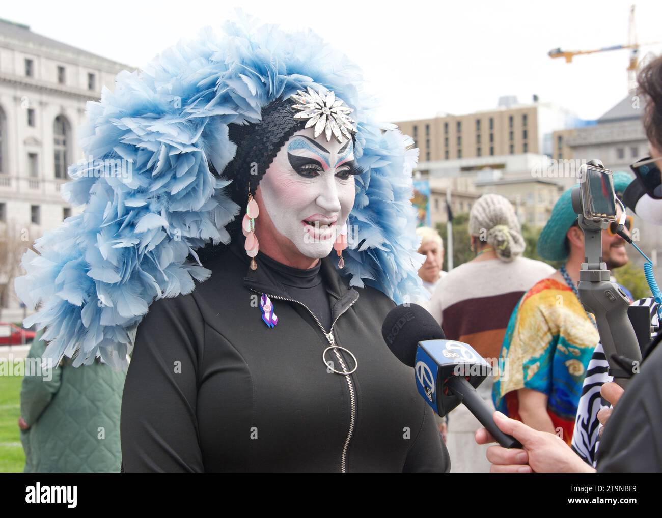 San Francisco, KALIFORNIEN - 8. April 2023: Teilnehmer des Drag Up Fight Back Protest, der sich im Civic Center versammelte, bevor sie zum Union Square marschierten. Stockfoto