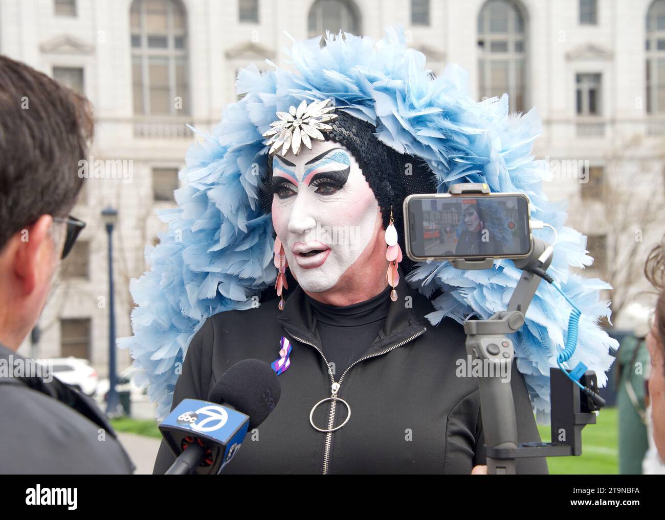 San Francisco, KALIFORNIEN - 8. April 2023: Teilnehmer des Drag Up Fight Back Protest, der sich im Civic Center versammelte, bevor sie zum Union Square marschierten. Stockfoto
