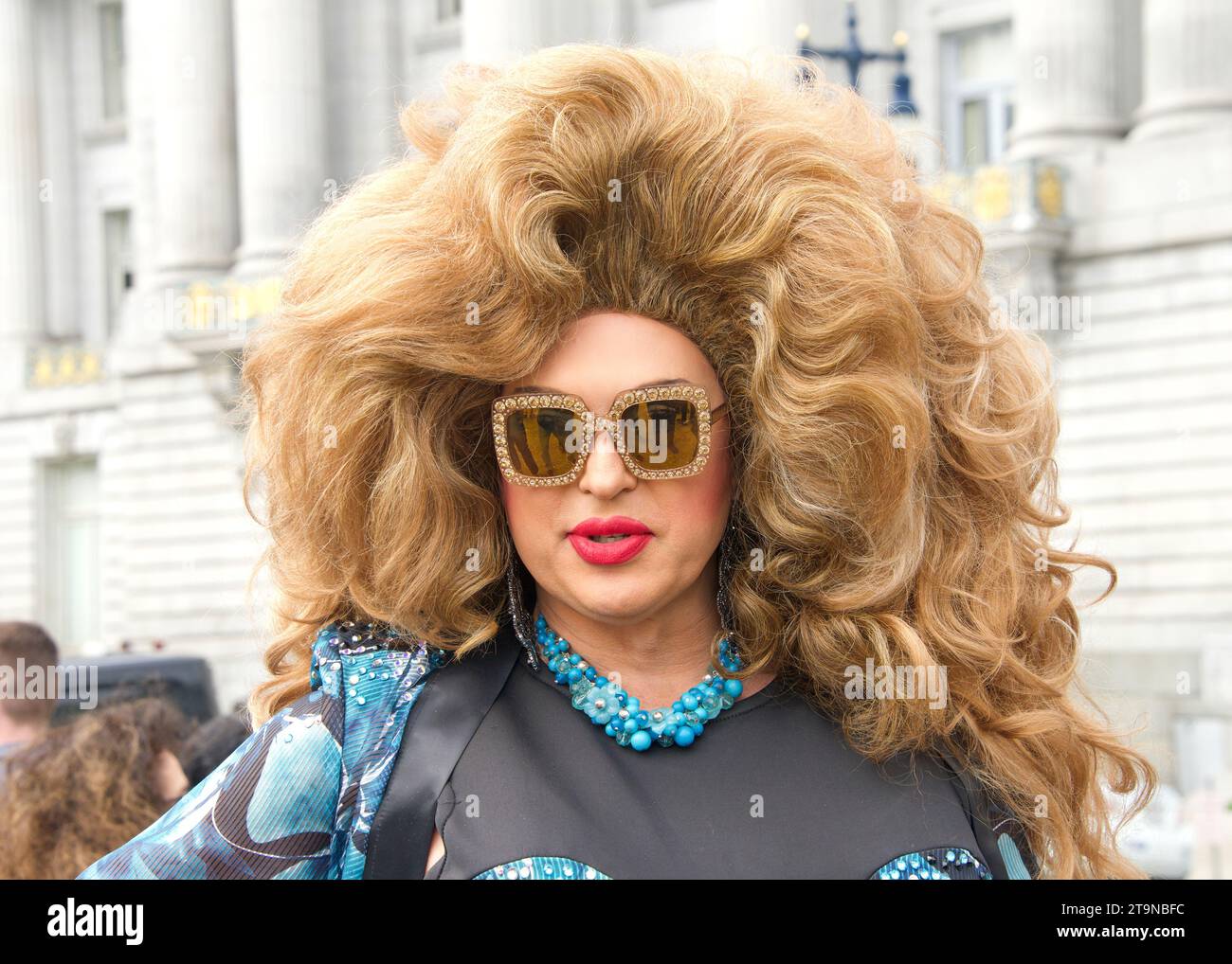 San Francisco, KALIFORNIEN - 8. April 2023: Teilnehmer des Drag Up Fight Back Protest, der sich im Civic Center versammelte, bevor sie zum Union Square marschierten. Stockfoto