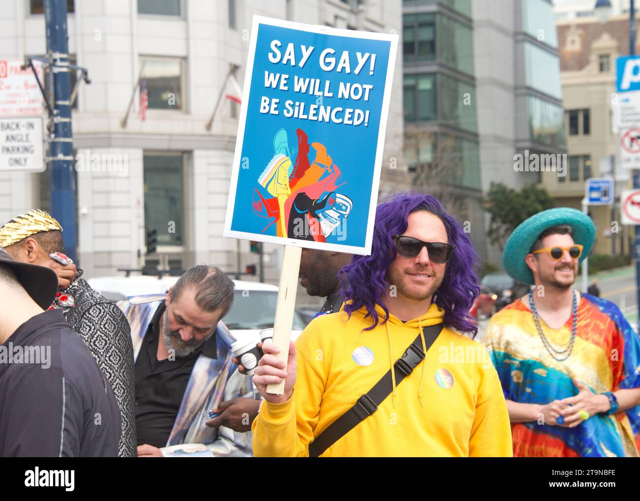 San Francisco, KALIFORNIEN - 8. April 2023: Teilnehmer des Drag Up Fight Back Protest, der sich im Civic Center versammelte, bevor sie zum Union Square marschierten. Stockfoto
