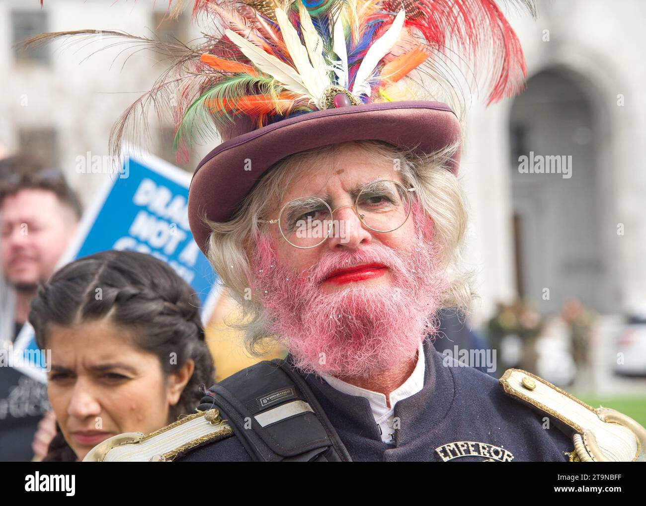 San Francisco, KALIFORNIEN - 8. April 2023: Teilnehmer des Drag Up Fight Back Protest, der sich im Civic Center versammelte, bevor sie zum Union Square marschierten. Stockfoto