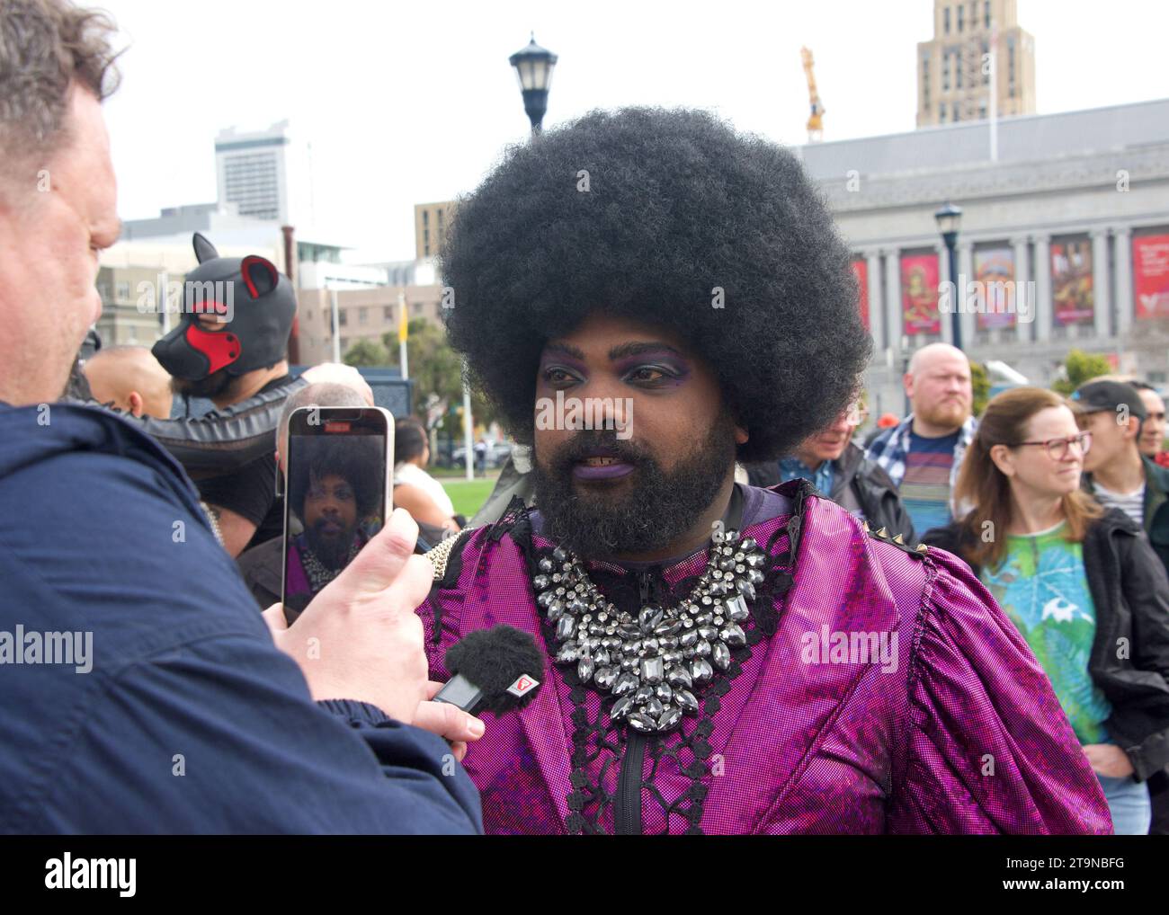 San Francisco, KALIFORNIEN - 8. April 2023: Teilnehmer des Drag Up Fight Back Protest, der sich im Civic Center versammelte, bevor sie zum Union Square marschierten. Stockfoto
