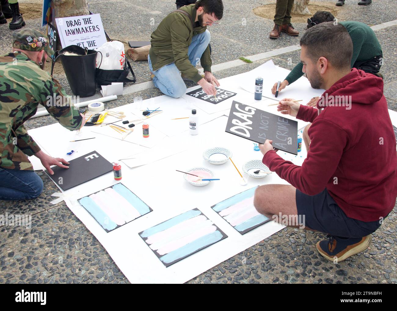 San Francisco, KALIFORNIEN - 8. April 2023: Teilnehmer des Drag Up Fight Back Protest, der sich im Civic Center versammelte, bevor sie zum Union Square marschierten. Stockfoto