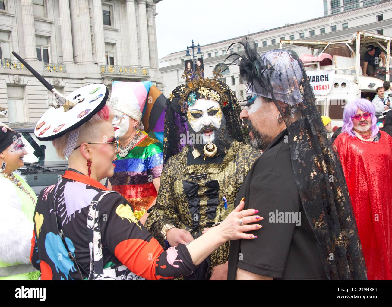San Francisco, KALIFORNIEN - 8. April 2023: Teilnehmer des Drag Up Fight Back Protest, der sich im Civic Center versammelte, bevor sie zum Union Square marschierten. Stockfoto