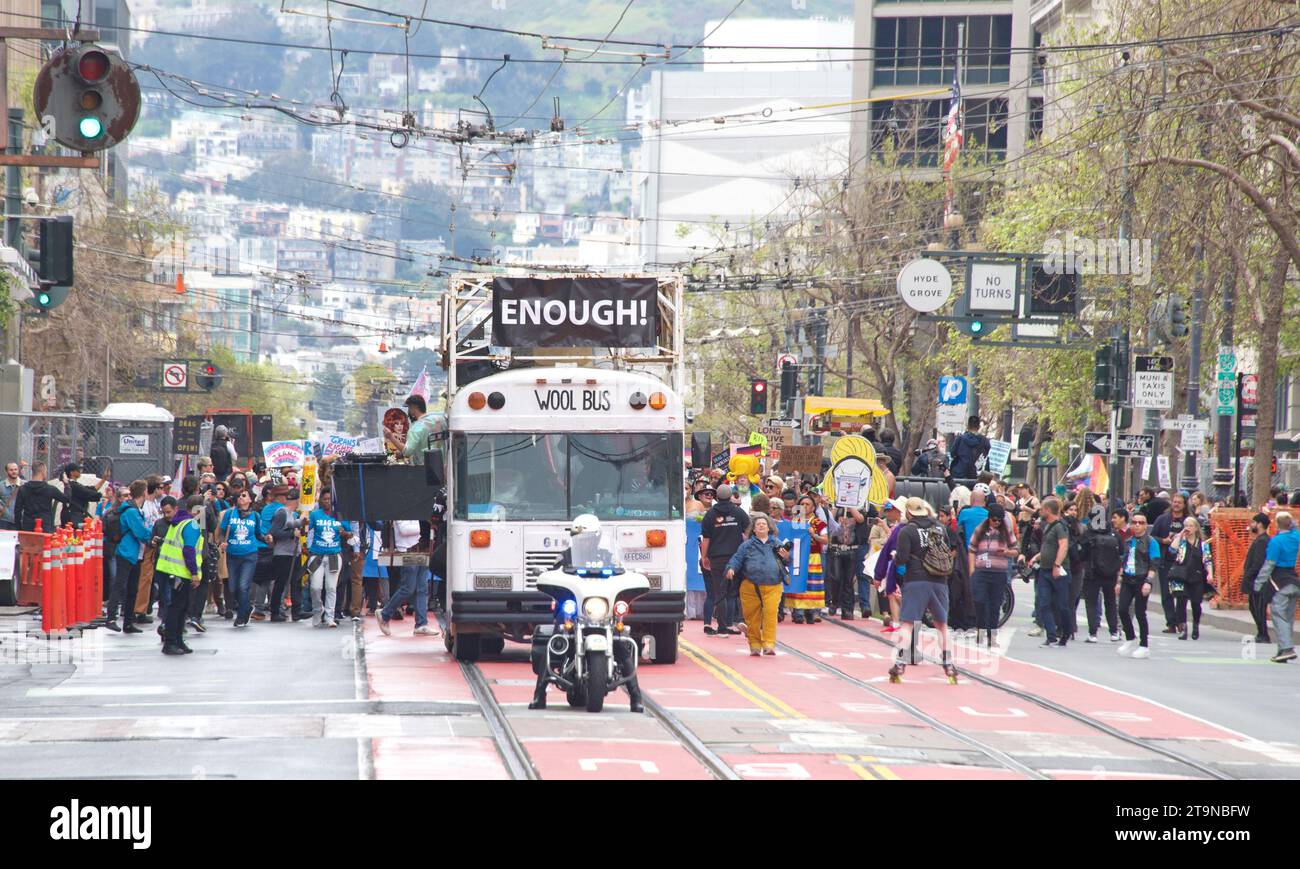 San Francisco, KALIFORNIEN - 8. April 2023: Teilnehmer des Drag Up Fight Back Protestes marschieren vom Civic Center zum Union Square. Halten Sie Schilder. Stockfoto
