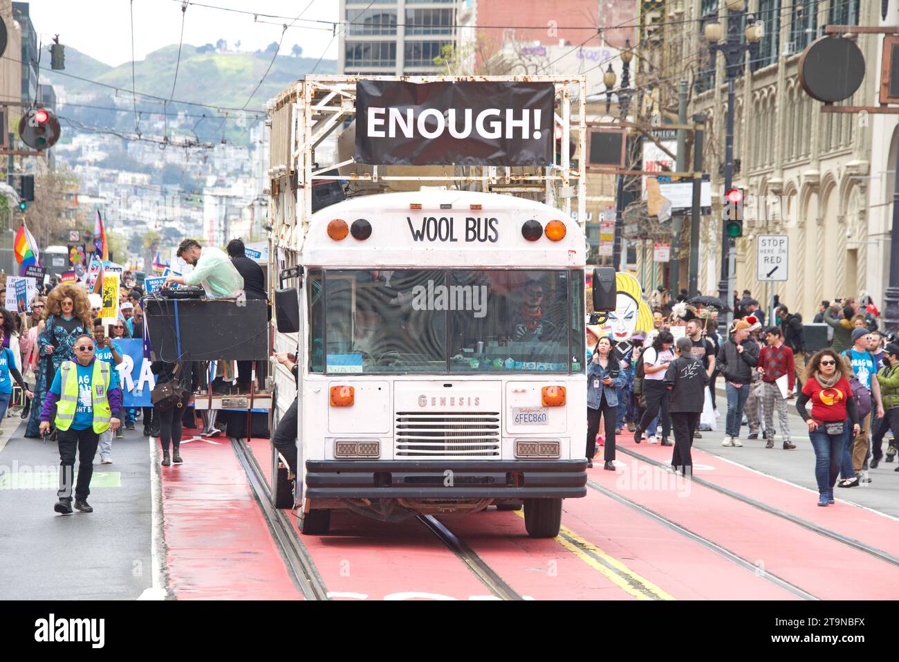 San Francisco, KALIFORNIEN - 8. April 2023: Teilnehmer des Drag Up Fight Back Protestes marschieren vom Civic Center zum Union Square. Halten Sie Schilder. Stockfoto