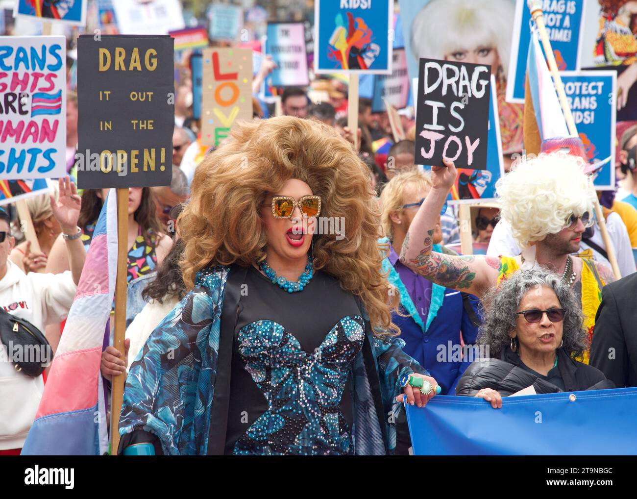 San Francisco, KALIFORNIEN - 8. April 2023: Teilnehmer des Drag Up Fight Back Protestes marschieren vom Civic Center zum Union Square. Halten Sie Schilder. Stockfoto