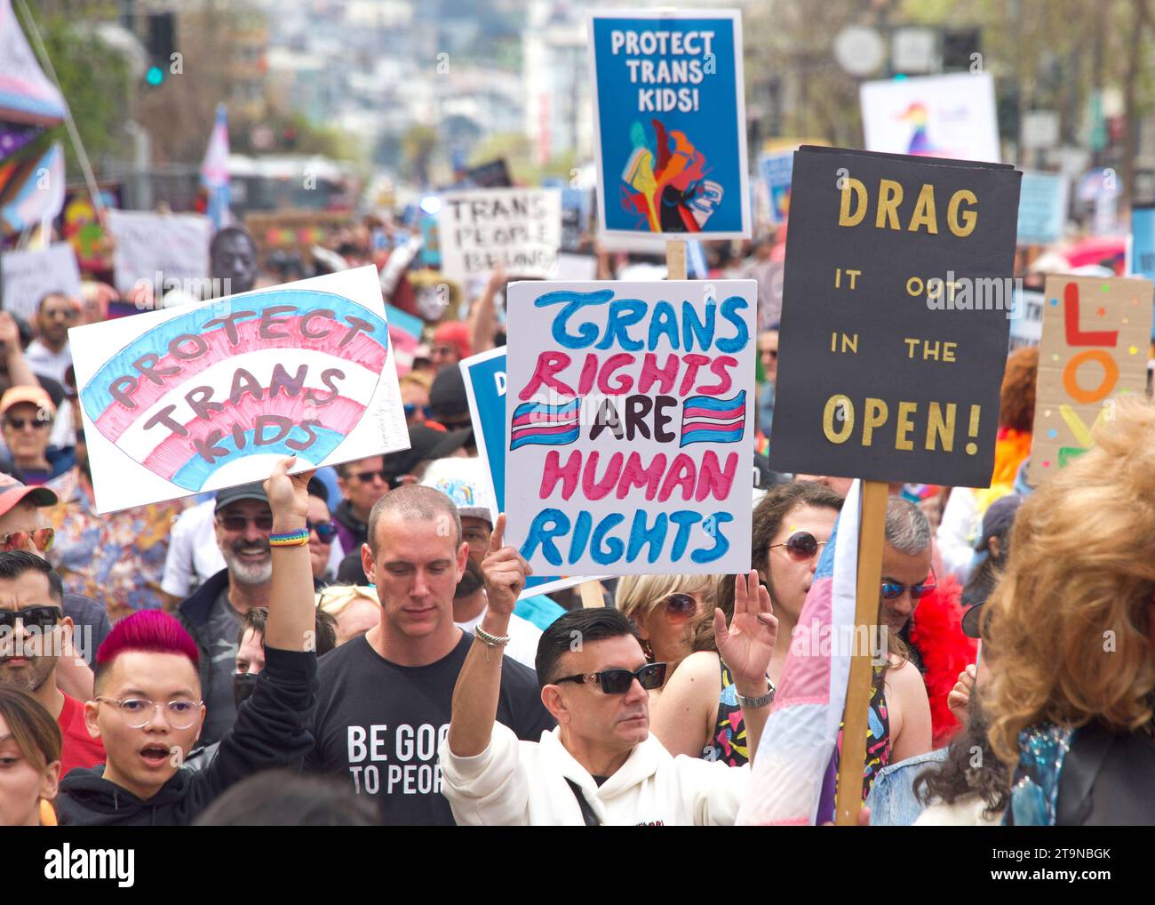 San Francisco, KALIFORNIEN - 8. April 2023: Teilnehmer des Drag Up Fight Back Protestes marschieren vom Civic Center zum Union Square. Halten Sie Schilder. Stockfoto