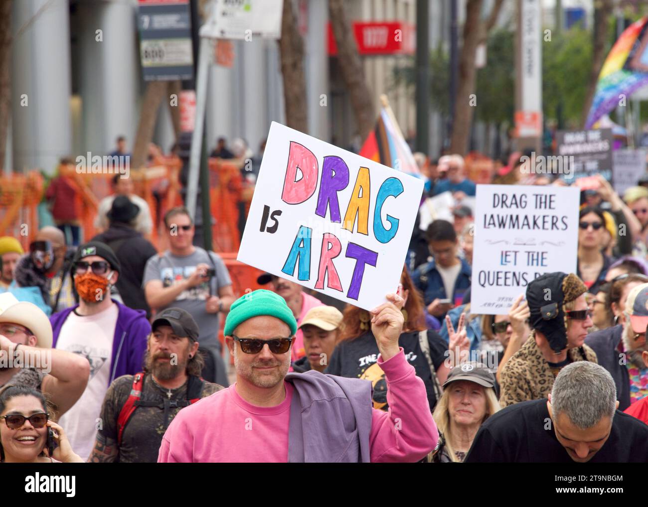 San Francisco, KALIFORNIEN - 8. April 2023: Teilnehmer des Drag Up Fight Back Protestes marschieren vom Civic Center zum Union Square. Halten Sie Schilder. Stockfoto